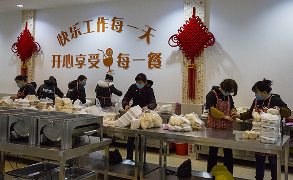 08  將每個(gè)崗位的飯菜都精心核對分裝好，以免出錯(cuò).jpg