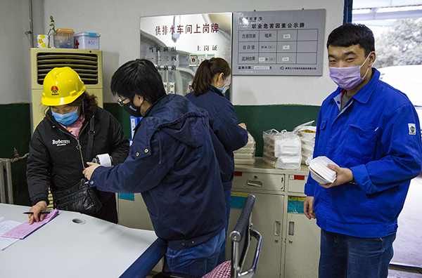 14  為了方便職工，現(xiàn)場進(jìn)行刷卡.jpg