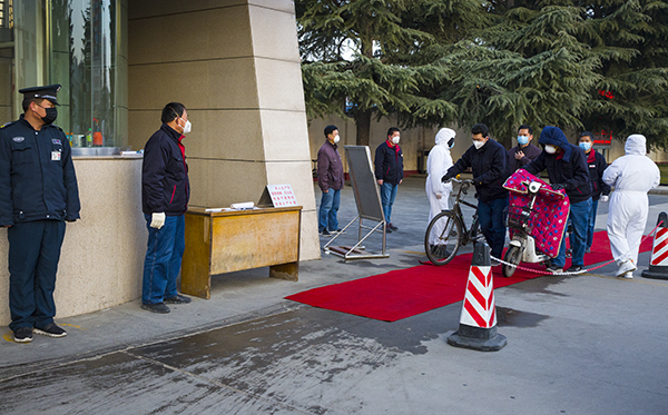 05   2020年2月18日星期二早晨，保衛(wèi)科北門執(zhí)勤人員在執(zhí)勤。.jpg