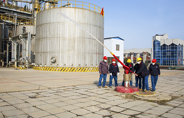10  2020年2月18日早晨九點(diǎn)半，消防隊(duì)人員在檢查水炮的正常使用情況。.jpg