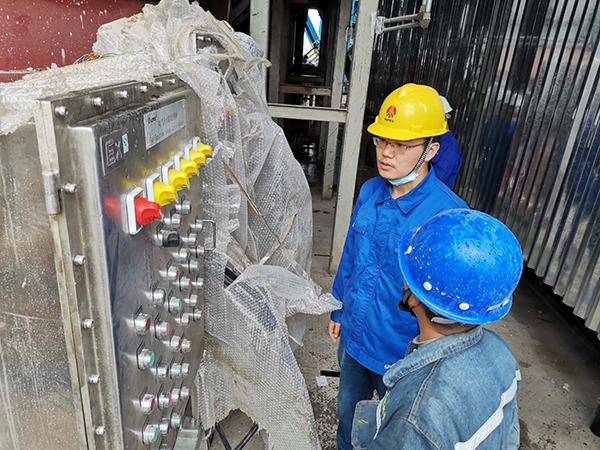 1590570475450614.jpeg 杜康在1號(hào)鍋爐現(xiàn)場與施工人員就儀表問題交談.jpg