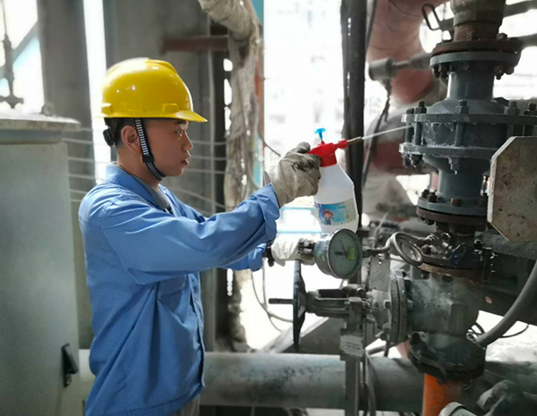 1596079873541195.jpeg 操作人員噴壺查找設備缺陷漏點.jpg