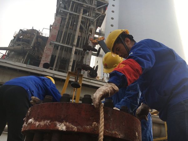 1605420174882073.jpeg 尿素車間脫氫系統(tǒng)催化劑掏出即將完成.jpg