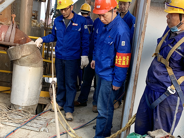 1605585663803852.jpeg 公司領(lǐng)導(dǎo)趙強(qiáng)深入尿素現(xiàn)場(chǎng)檢查工作.jpg