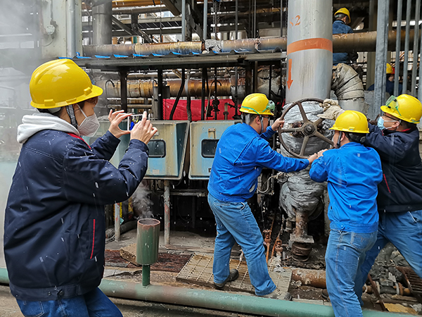 1606131857490124.jpeg 23日早上段敏霞在檢修現(xiàn)場(chǎng)拍照(孟力拍攝.jpg