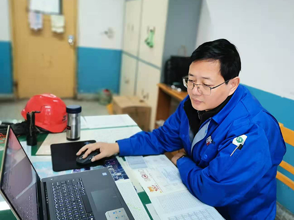 1606631359478229.jpeg 工藝副主任焦志波在OA上發(fā)文件(孟力攝.jpg