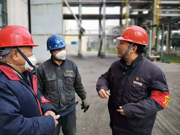 1606631370340695.jpeg 安全員焦路秦現(xiàn)場交代檢修人員安全注意事項(xiàng)(孟力攝.jpg