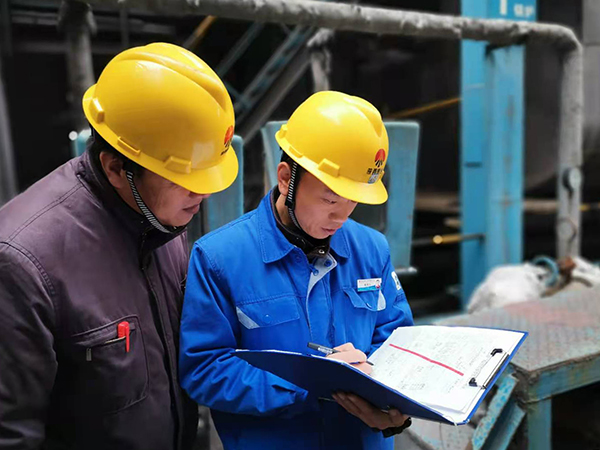 1606631383174909.jpeg 班長魏高強(qiáng)在現(xiàn)場確認(rèn)動(dòng)火票(孟力攝.jpg