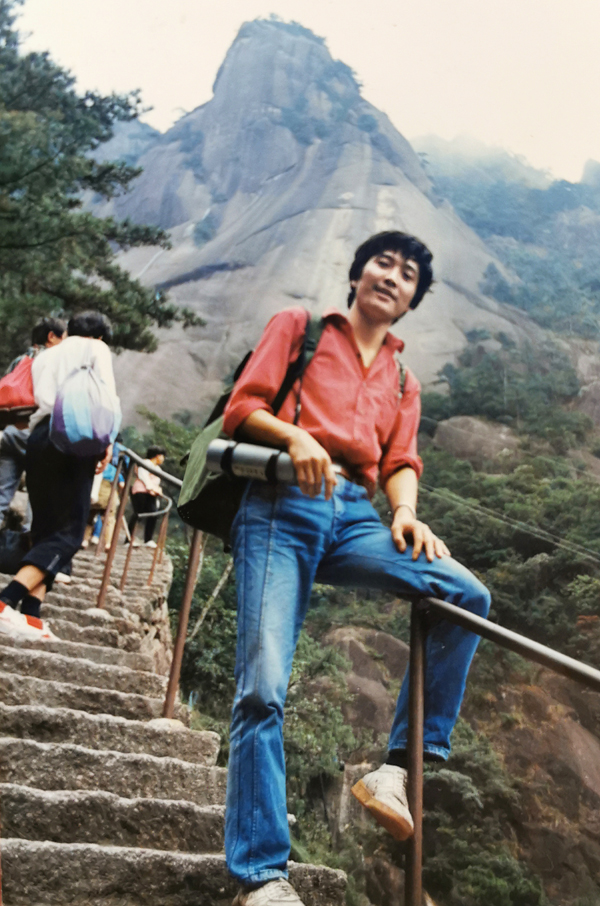 002 險(xiǎn)峭雄奇，氣勢(shì)博大，在黃山群峰中，最為雄偉壯麗。天都峰是鳥瞰黃山壯麗全景的理想之處，因此人們說，不登天都峰，等于一場空。0.jpg