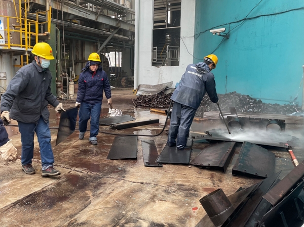 1607246259757052.jpeg 2 副班長(zhǎng)羅俊德與左林林配合清洗DA202塔盤.jpg