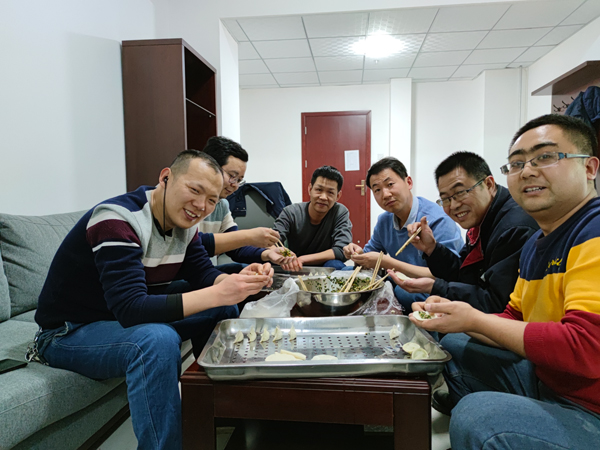 1613270805842564.jpeg 彬州除夕包餃子.jpg