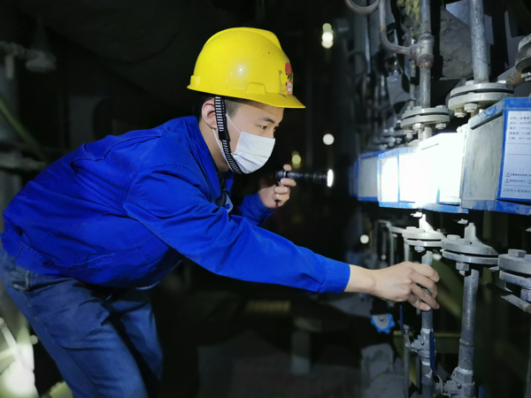 1613316270140401.jpeg 高晨磊檢查脫硝噴槍.jpg