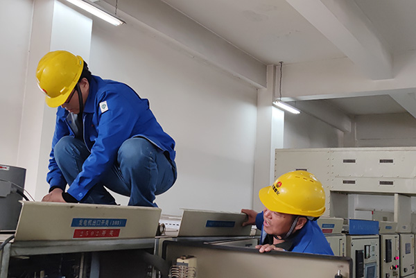 1617780470573089.jpeg 王宏和張滿君處理發(fā)電機開關(guān)柜3.jpg