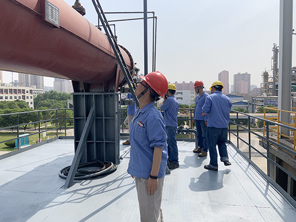 1620691147487674.jpeg 19工段技術(shù)員和領(lǐng)導(dǎo)在現(xiàn)場(chǎng)指揮投用工作2.jpg