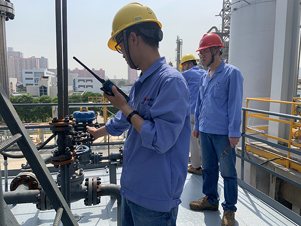 1620691159682558.jpeg 19工段技術(shù)員和領(lǐng)導(dǎo)在現(xiàn)場(chǎng)指揮投用工作.jpg