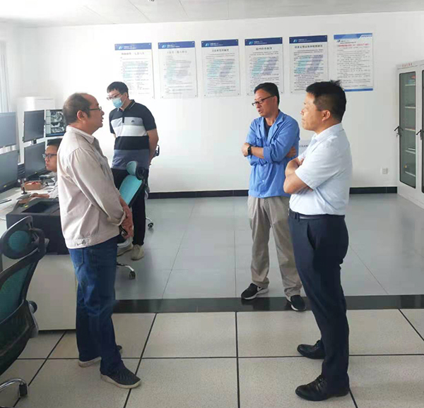 1629451641924926.jpeg 董事長(zhǎng)帶隊(duì)考察光伏發(fā)電市場(chǎng).jpg