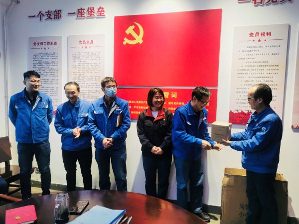 1637202228148221.jpeg 黨史知識(shí)競(jìng)賽-為優(yōu)勝選手頒獎(jiǎng).jpg