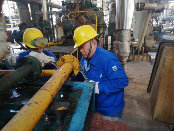 1637218301638003.jpeg 班組員工現(xiàn)場(chǎng)自行消除缺陷.jpg