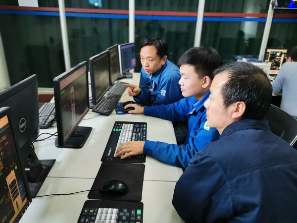 1637218311920855.jpeg 班組員工齊心協(xié)力優(yōu)化操作.jpg