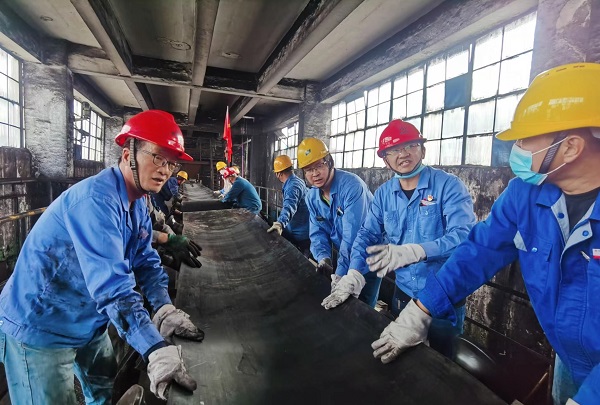 1652751619266744.jpeg 4號帶b側新帶穿入現(xiàn)場 - 副本.jpg