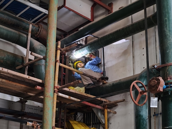 1661507991840619.jpeg 疫情期間楊靖軍正在檢查管線是否有漏點(diǎn).jpg