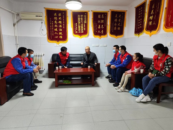 1665110971752413.jpeg 動(dòng)力支部志愿者去敬老院與院長(zhǎng)了解老人情況.jpg