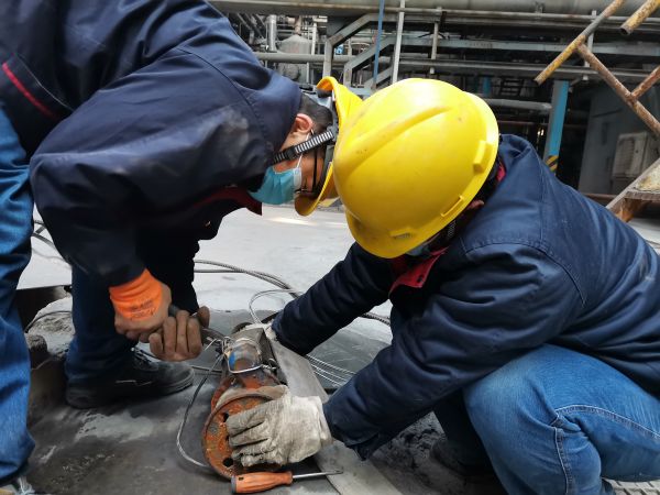 1673593540251939.jpeg 工藝人員自主更換潛水泵出口管線(xiàn).jpg