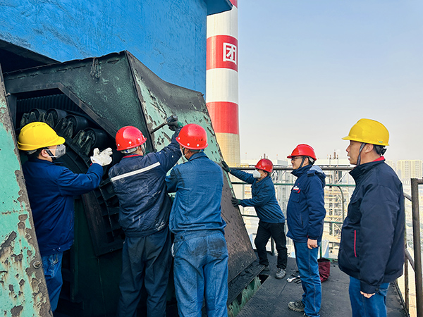 1675556279919719.jpeg 2.3施工人員拆除撓性帶頭部護(hù)罩(副圖).jpg