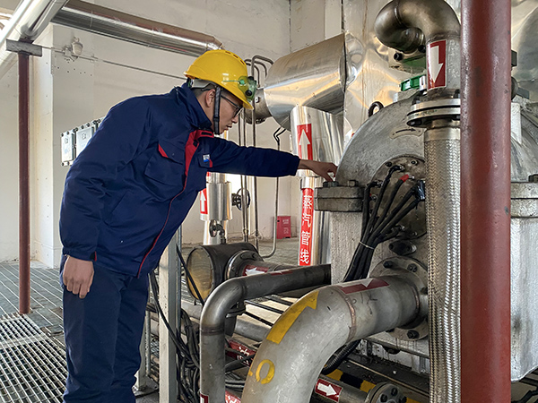 1675642952833240.jpeg 班長(zhǎng)接班前檢查各設(shè)備時(shí)拍下(副圖).jpg