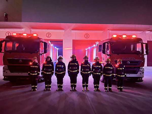 1675654580214713.jpeg 2月5日晚消防執(zhí)勤前消防力量集結(jié)(副圖).jpg