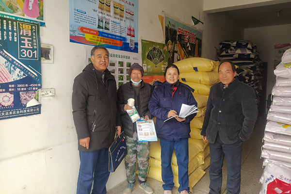 2月10日，尿素銷售人員在武功縣貞元鎮(zhèn)農(nóng)資店向農(nóng)戶發(fā)放宣傳資料。(副圖）.jpg
