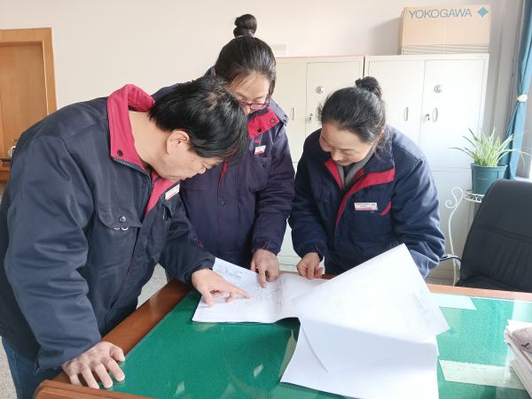 1676428220497831.jpeg 2月13日 主任工程師馬曉華等人查閱資料.jpg