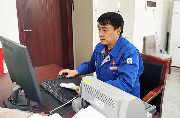 1677036965718039.jpeg 2023年2月22日運(yùn)銷市場部員工楊靖軍正在彬州化工學(xué)習(xí)銷售開票1(副圖).jpg