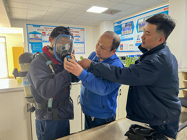 1677456244489159.jpeg 值班長谷煒在對青工張國燾進(jìn)行空呼使用的培訓(xùn)指導(dǎo)(副圖).jpg