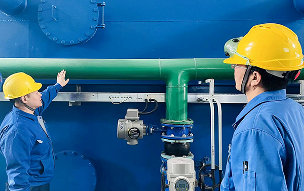 1677736818853658.jpeg 技術(shù)員對操作人員現(xiàn)場培訓(xùn)(副圖).jpg