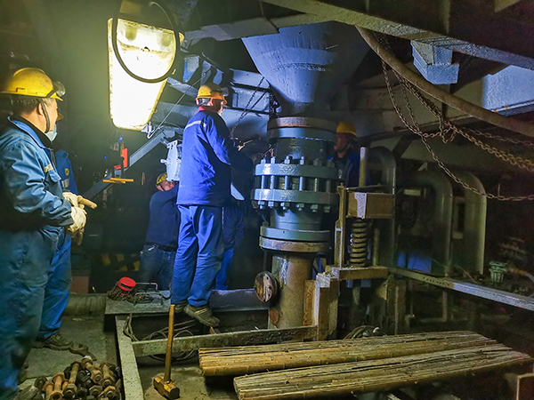 1679352065547267.jpeg 3月18日1:00修造人員進(jìn)行換閥作業(yè)(副圖).jpg