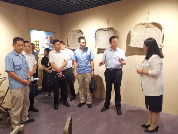 渭化集團(tuán)黨委副書記、董事、工會(huì)主席馮曉宏在五星村調(diào)研鄉(xiāng)村振興工作，參觀村史館3.jpg