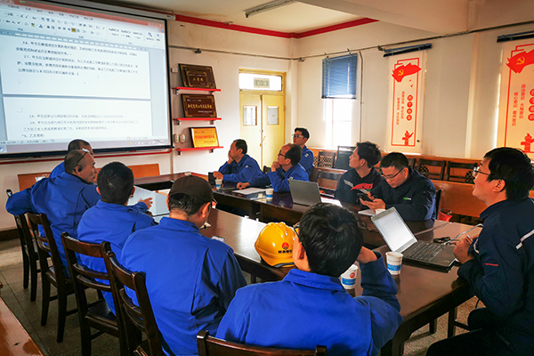 4月4日下午，物料車間召開三期循環(huán)水優(yōu)化節(jié)能項目首次推進會。參會人員有生產(chǎn)部、計控電儀部負責(zé)人員及物料車間主任、副主任、技術(shù)員。拍攝人：物料車間杜玲(副圖）.jpg