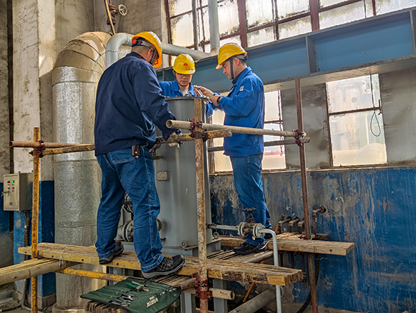 4月4日，合成車間安全技術(shù)員董子旭、設(shè)備技術(shù)組組長谷成駿、設(shè)備技術(shù)員呂玉亮進(jìn)行發(fā)電機油濾芯自主維修工作。.jpg