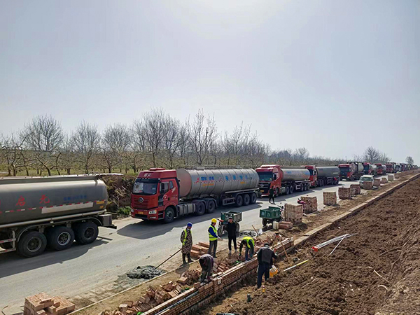 1681458329642817.jpeg 彬州化工南門銷售產(chǎn)品門口車輛排隊.jpg