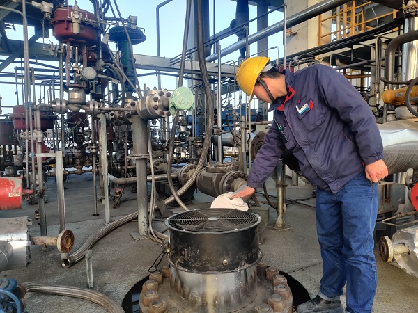 4月6日，制氣車間3號(hào)氣化爐開始降溫檢修備爐，車間打破傳統(tǒng)降溫模式，在爐頭架設(shè)風(fēng)加速降溫。.jpg