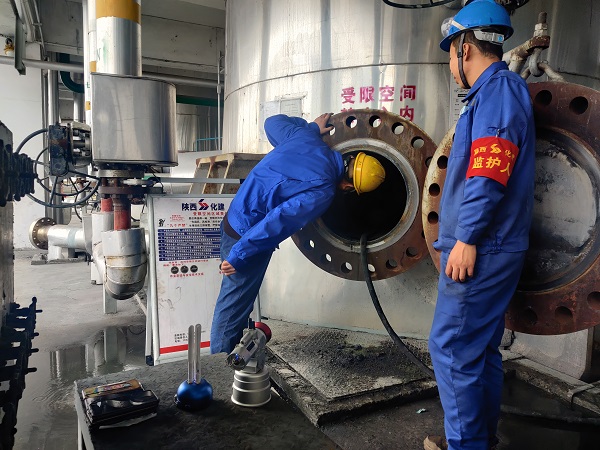 4月8日，氣化爐爐內(nèi)進(jìn)人檢修畫面。.jpg