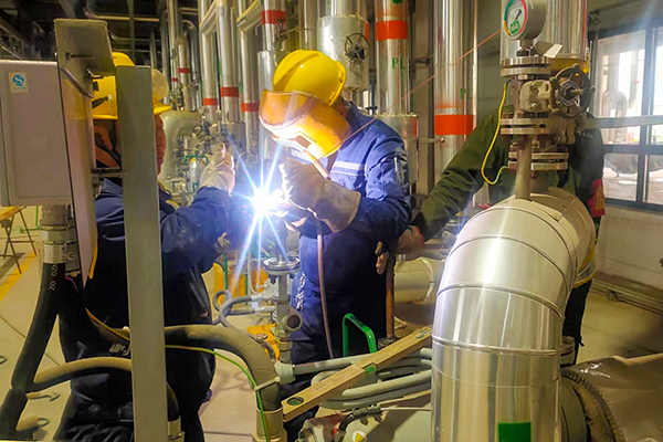 4月13日，檢修人員正在進行管件焊接工作.jpg