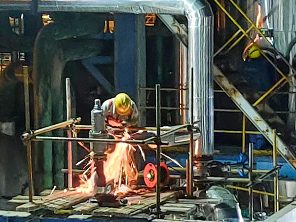 19日22：00，合成車間灰水處理工段檢修人員正在對漏點進(jìn)行焊接作業(yè) (1).jpg