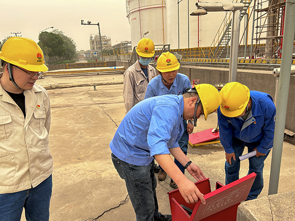 4月20日下午，生產(chǎn)部黨員殷常亮、王亮、王小平、莊林在二甲醚罐區(qū)檢查滅火器材.jpg