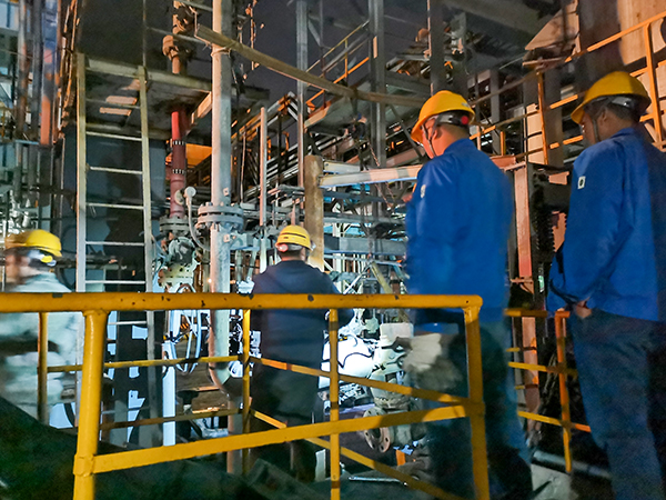 4月25日21：00，檢修人員正在對合成車間四號氣化爐進(jìn)行閥門更換作業(yè)  600.jpg