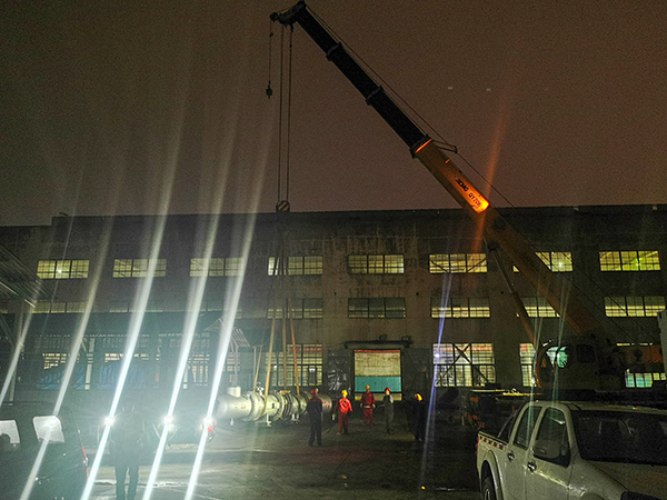 5月9日，檢修重要設(shè)備E7502到貨，夜間抓緊卸車  600.jpg