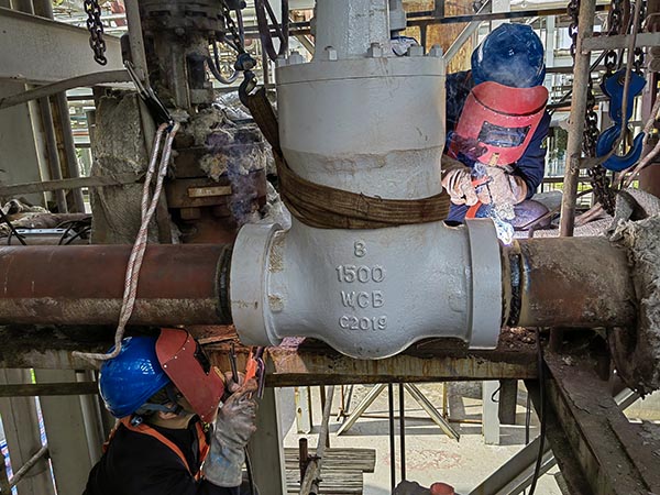 5月12日，動力車間三期管廊上，進行BW管線改造，檢修人員正在將新安裝的隔離閥與原管線焊接在一起.jpg