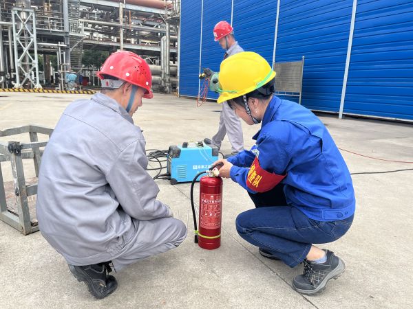 1684137323367959.jpeg 黨員突擊隊(duì) 檢修現(xiàn)場(chǎng)最可愛(ài)的人-王曉變.jpg