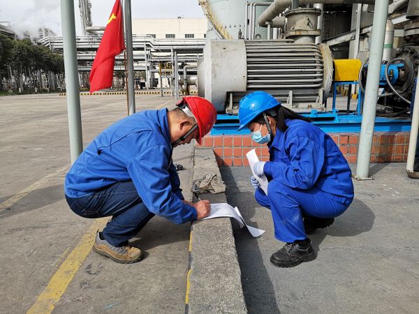 1684205156810533.jpeg 車間副主任張寶利在檢修現(xiàn)場簽署動火票.jpg